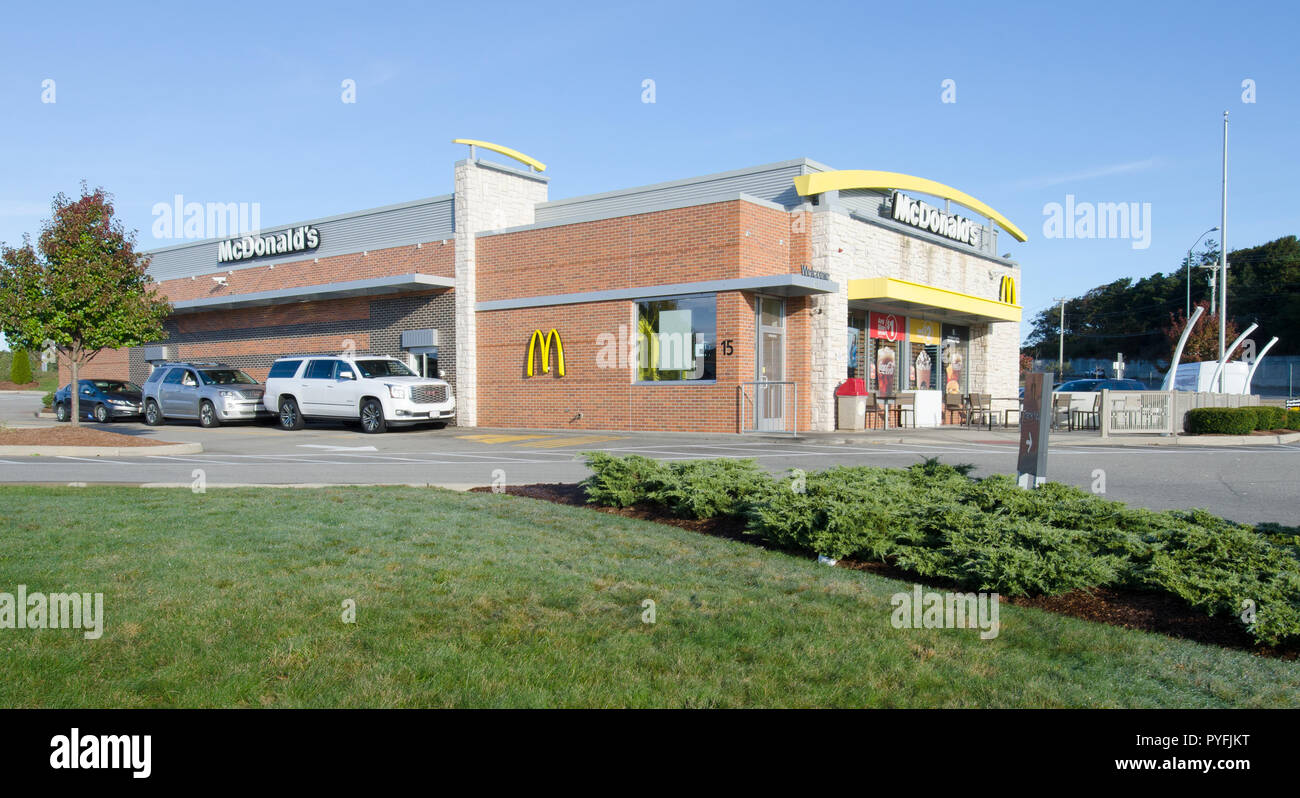 McDonald's ristorante fast food con drive thru nel Sagamore Beach, Bourne, Cape Cod, Massachusetts, STATI UNITI D'America in un luminoso e chiaro cielo blu al mattino Foto Stock