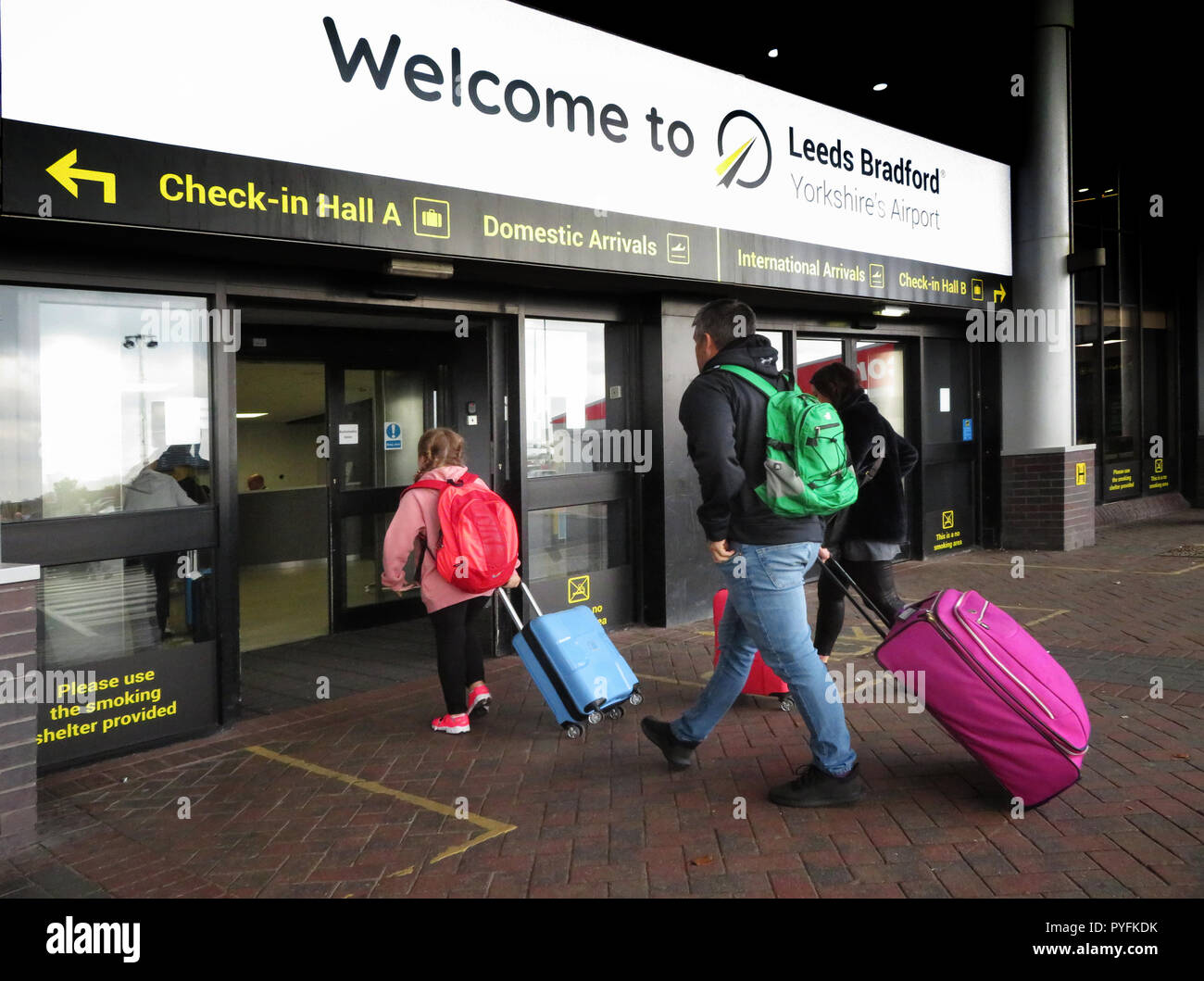 I passeggeri arrivino a Leeds Bradford Airport Yeadon West Yorkshire Inghilterra Foto Stock