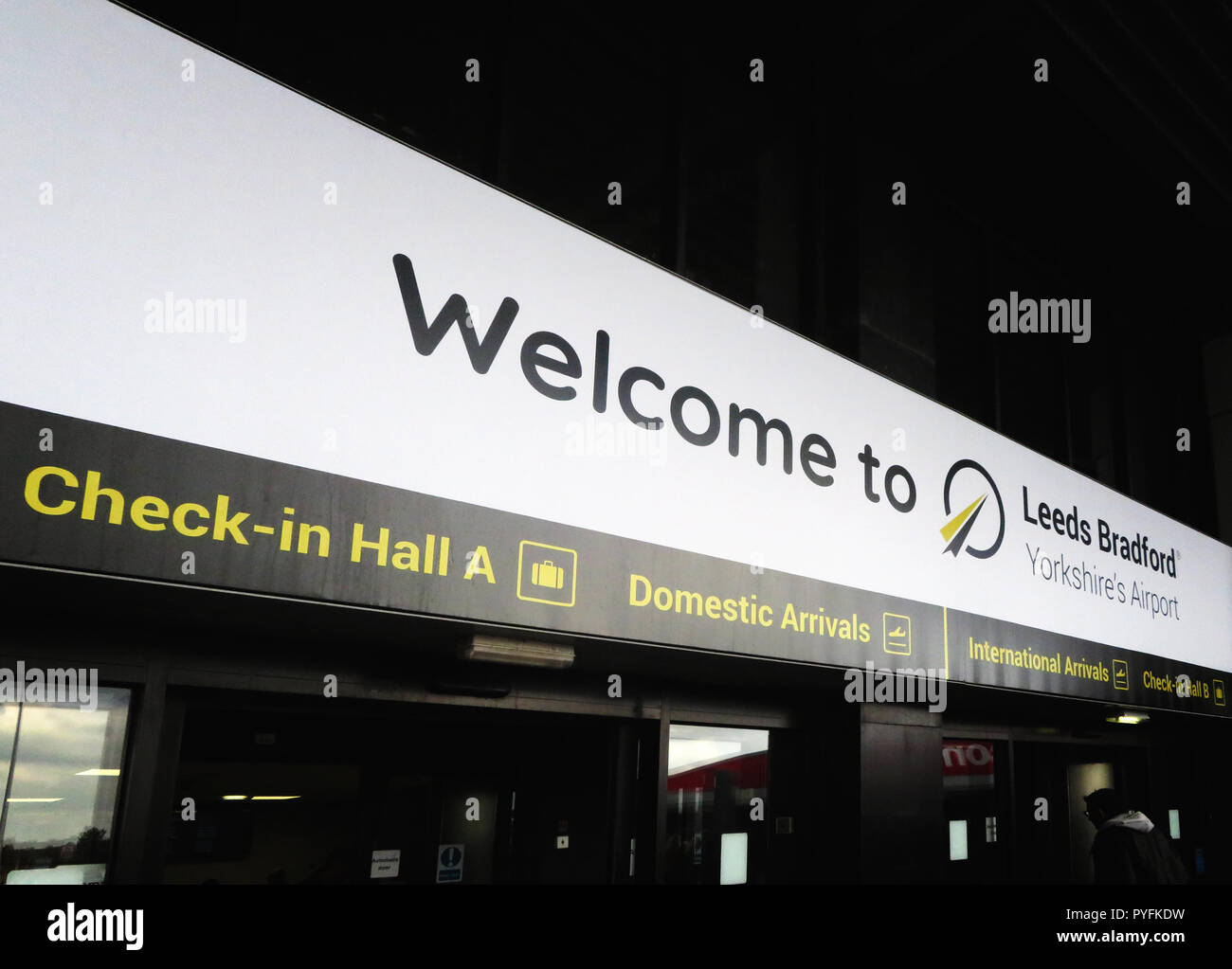 Segno di benvenuto a Leeds Bradford Airport Yeadon West Yorkshire Inghilterra Foto Stock