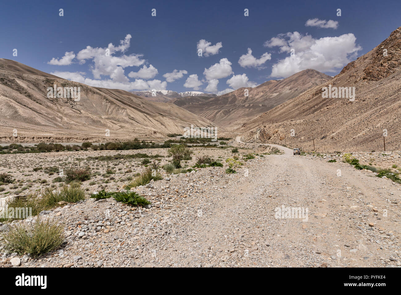 Landcruiser fermato vicino al fiume Pamir, Tajik Wakhan Valley, Pamir Mountains, Tagikistan Foto Stock