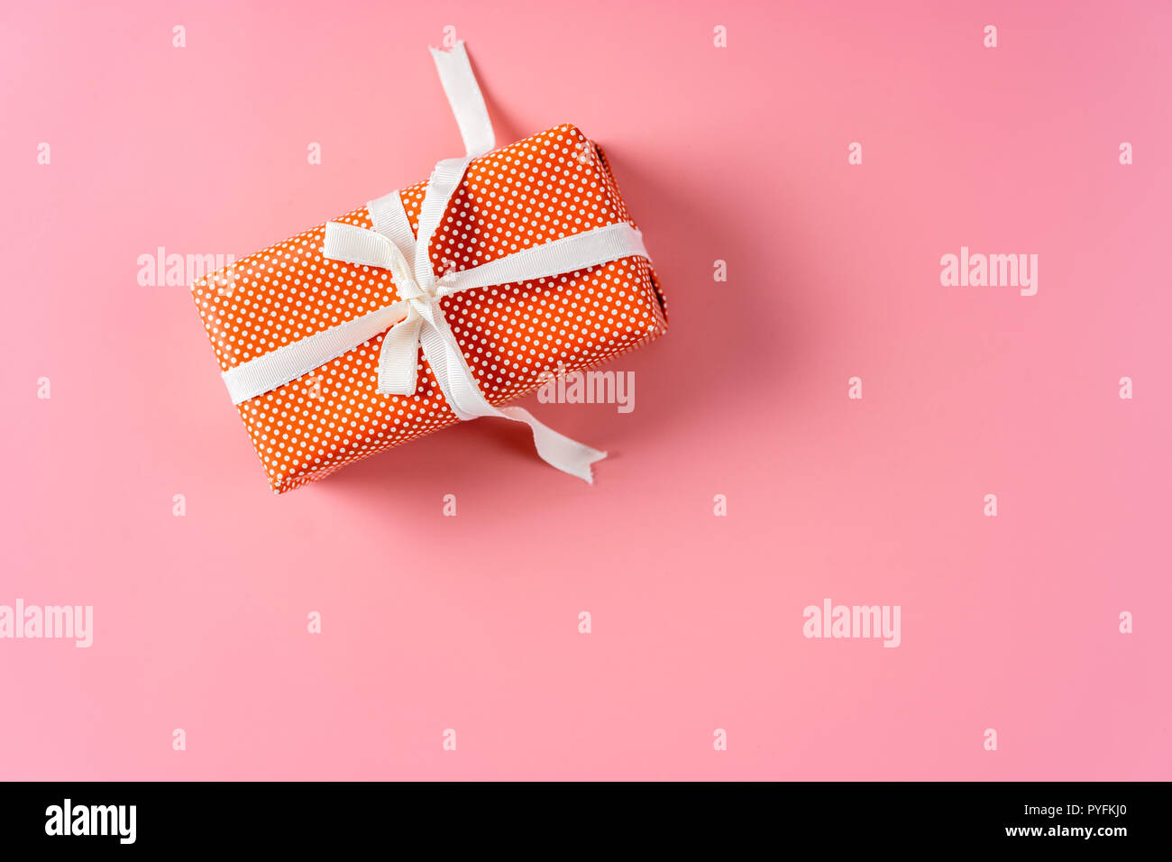Vista superiore del regalo di Natale su sfondo rosa. Spazio di copia Foto Stock