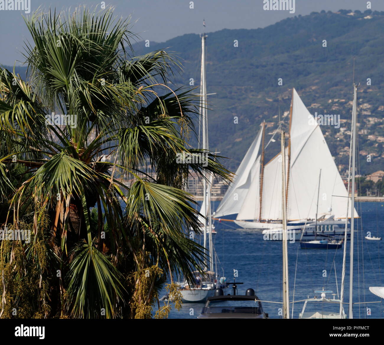 AJAXNETPHOTO. 2018. CANNES, Francia. - COTE D'Azur Resort - guardando ad ovest di fronte alla baia di Cannes con una goletta vela fuori della porta. Foto:JONATHAN EASTLAND/AJAX REF:GX8 180310 739 Foto Stock