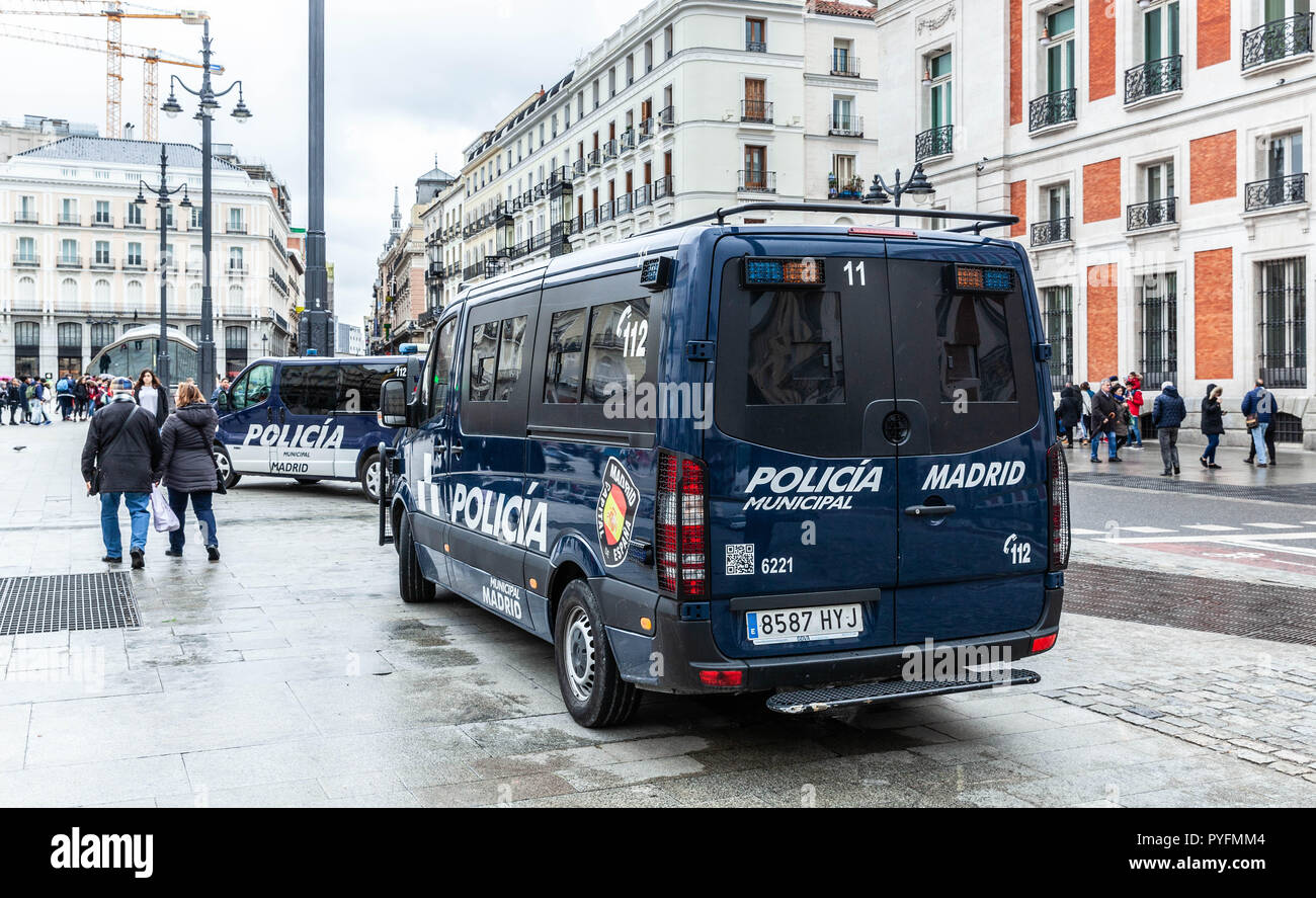 La polizia furgoni parcheggiati in Plaza Puerta del Sol di Madrid, Spagna. Foto Stock