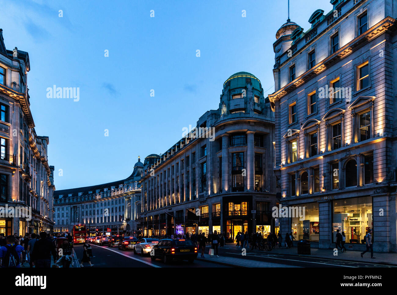 Regent Street al crepuscolo, London, West End, Inghilterra, Regno Unito. Foto Stock