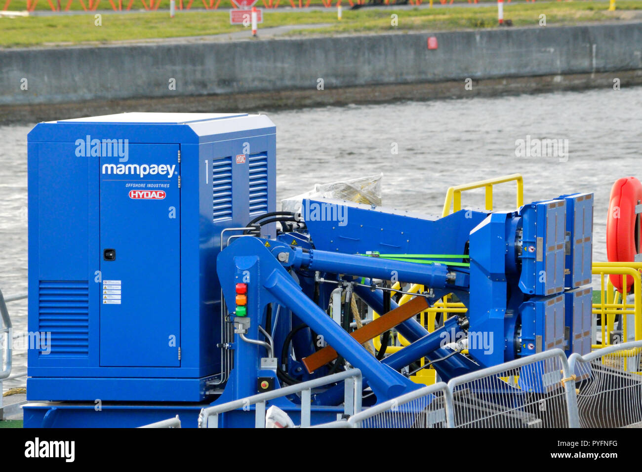 Mampaey Industrie Offshore Dock intelligente sistema di bloccaggio sul nuovo Woolwich Ferry docking pontoon Foto Stock