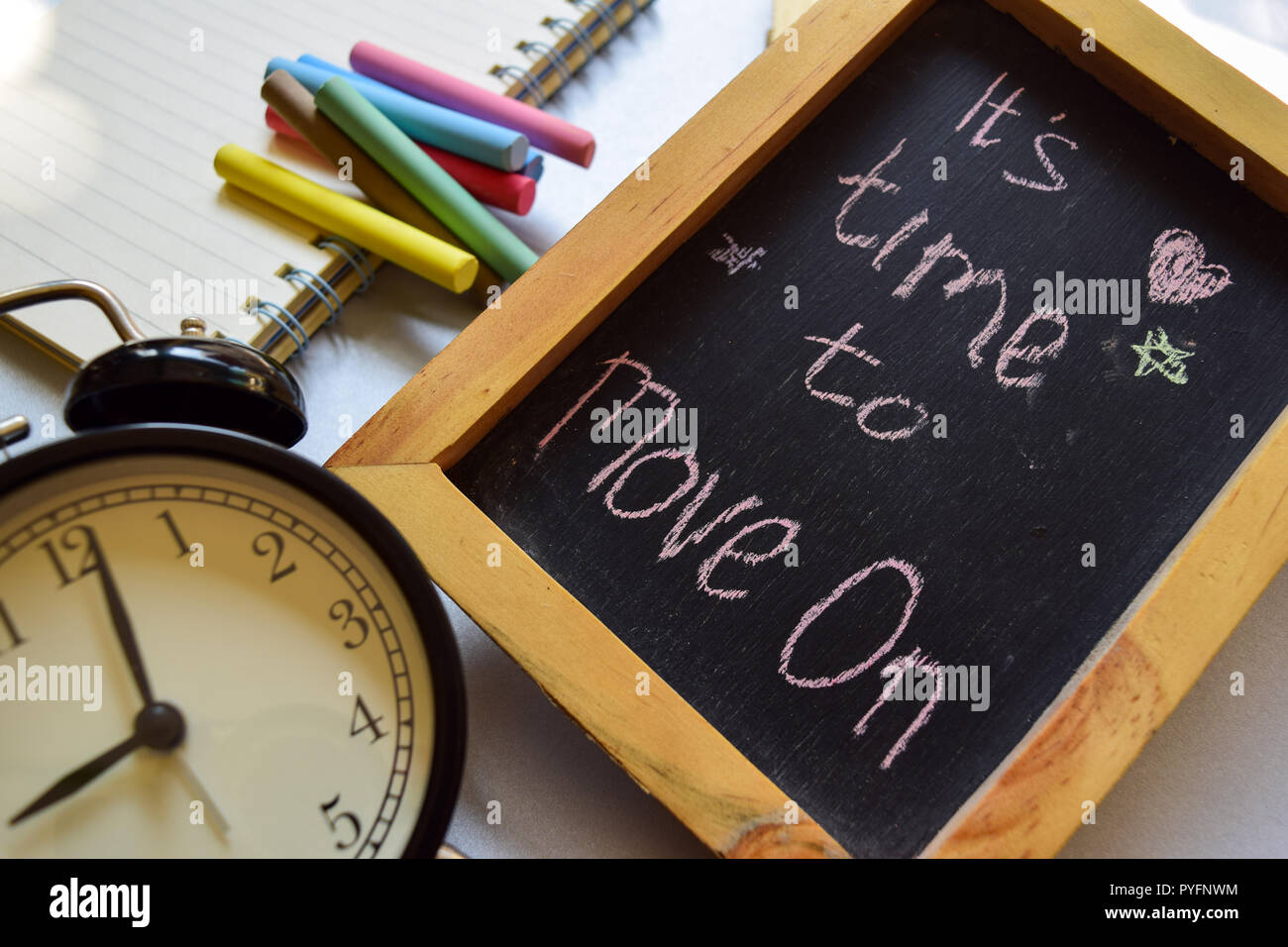 È tempo di muoversi su una frase colorata manoscritta su lavagna, orologio sveglia con la motivazione e la formazione dei concetti. Foto Stock