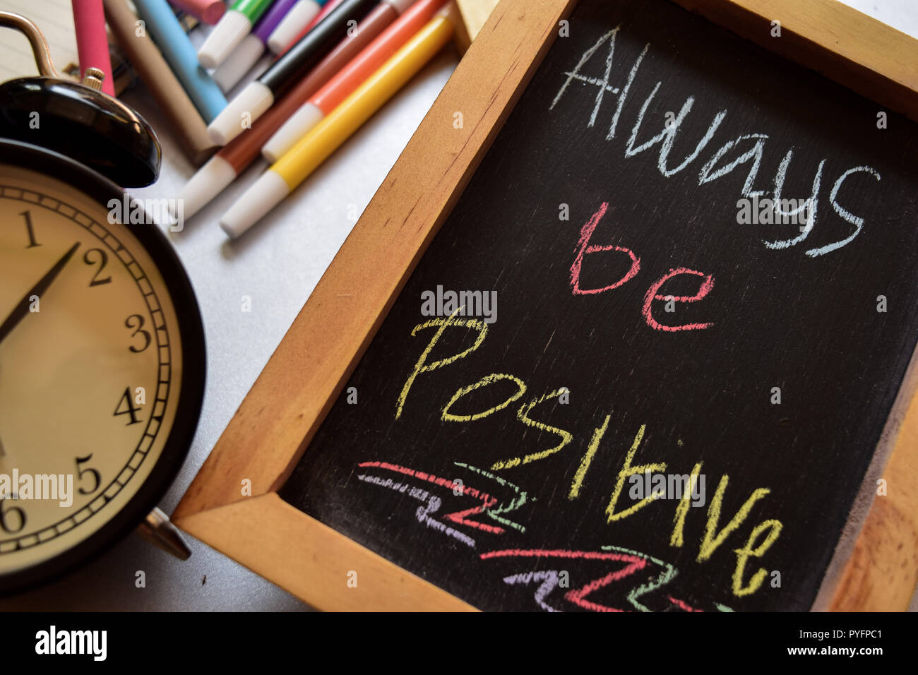 Essere Sempre Positivo Sulla Frase Manoscritta Colorata Sulla Lavagna Orologio Sveglia Con La Motivazione E La Formazione Dei Concetti Foto Stock Alamy