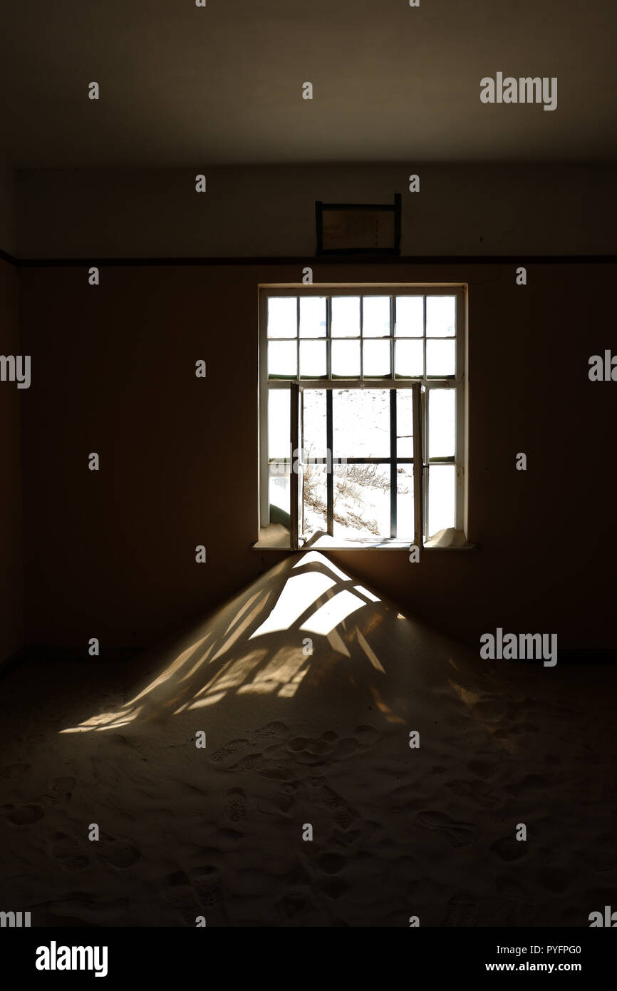 Città fantasma " Kolmannskuppe' (Kolmanskop) vicino a Lüderitz in Namibia Foto Stock