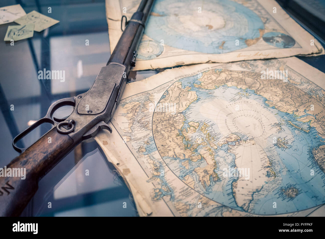 Un fucile vintage e un vintage regione antartica mappa come un concetto di coraggiosi spedizioni al Polo Nord Foto Stock