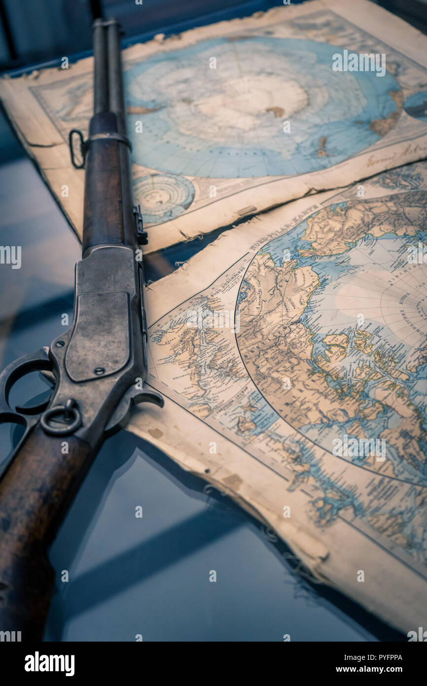 Un fucile vintage e un vintage regione antartica mappa come un concetto di coraggiosi spedizioni al Polo Nord Foto Stock