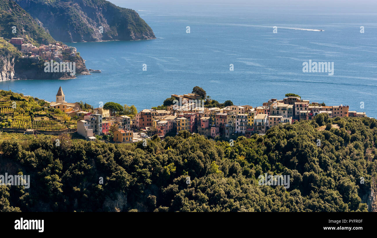 Bella vista aerea di Corniglia e Manarola nelle Cinque Terre natura park, Liguria, Italia Foto Stock