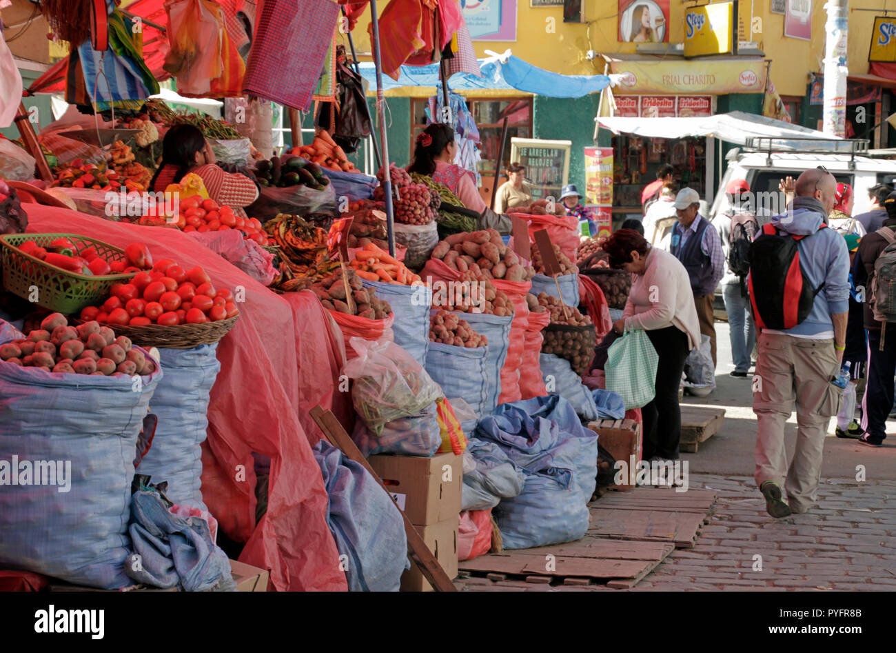 3 Giugno 2015 - La Paz - Bolivia: un variopinto mercato di frutta e verdura a La Paz, in Bolivia. Foto Stock