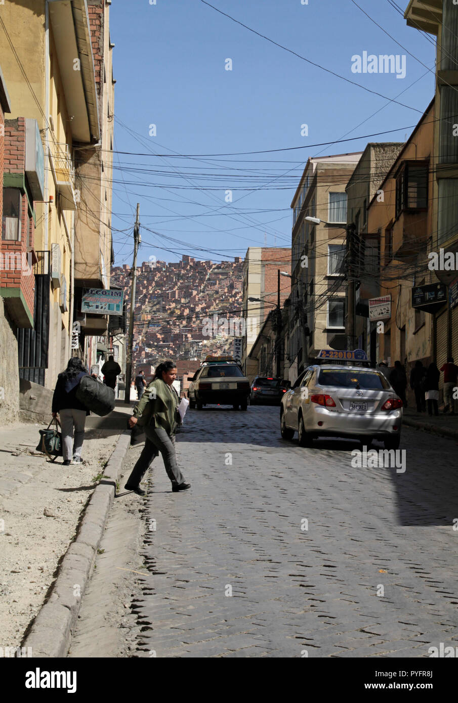 2 Giugno 2016 - La Paz - Bolivia: Le persone sono a piedi dalle case sui pendii ripidi di La Paz, in Bolivia, che sono impegnativi per i visitatori a causa di una Foto Stock