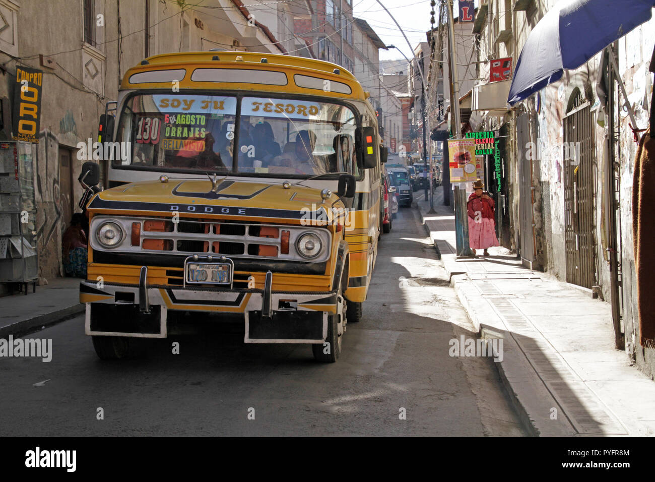 2 Giugno 2016 - La Paz - Bolivia: un bus lavora il suo modo attraverso le strette strade di La Paz, Bolivia, in una giornata di sole. Foto Stock