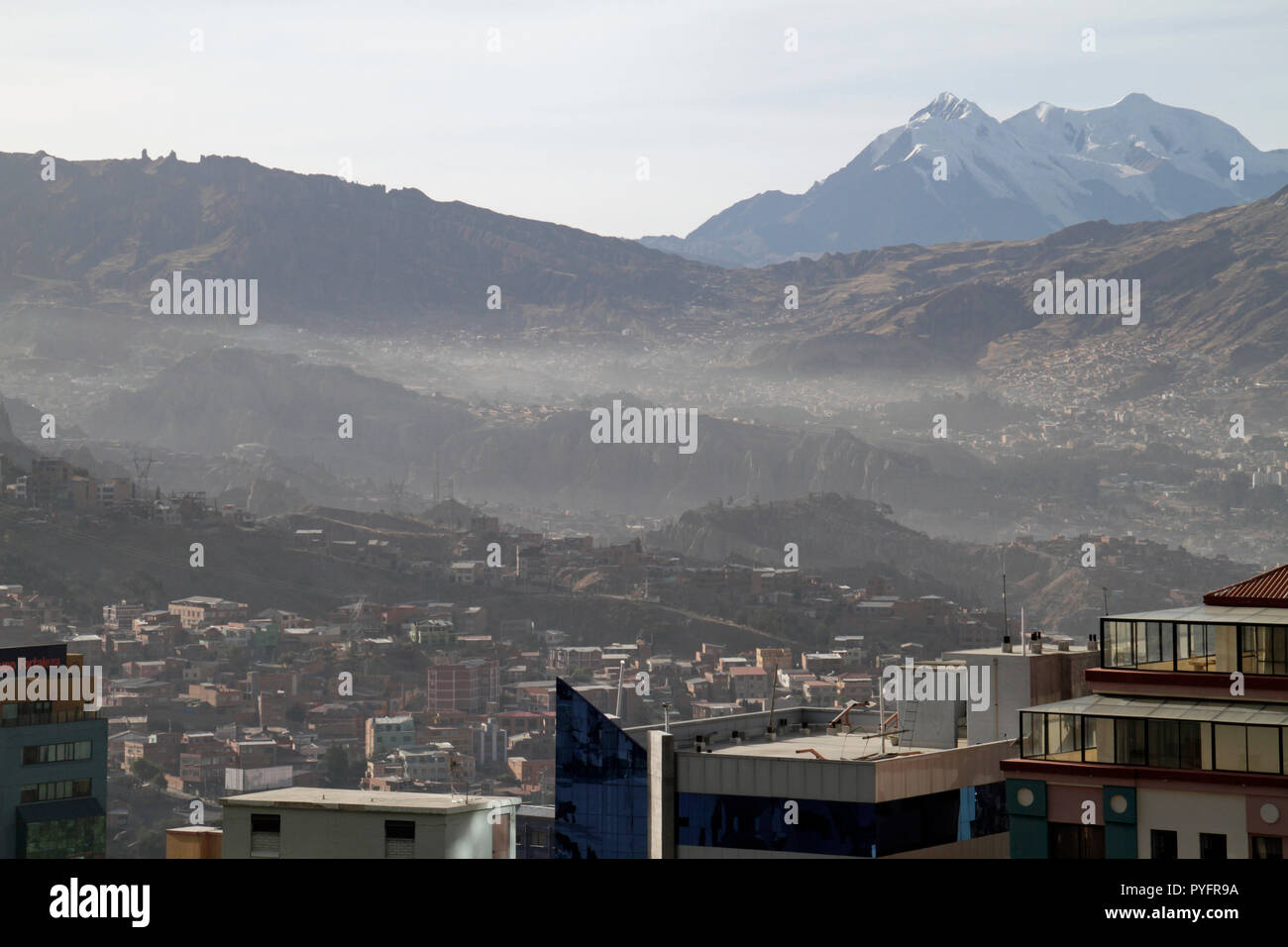 La nebbia si trova sulle montagne che circondano la città di La Paz in Bolivia Foto Stock