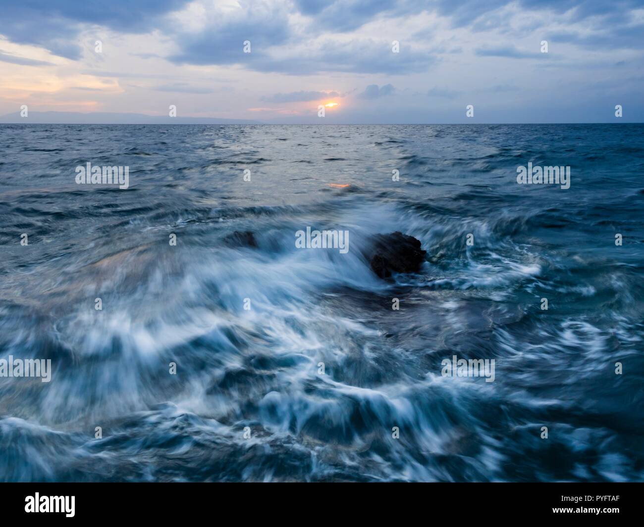 Dynamic onde del mare che colpisce quasi rock-lunga esposizione Foto Stock
