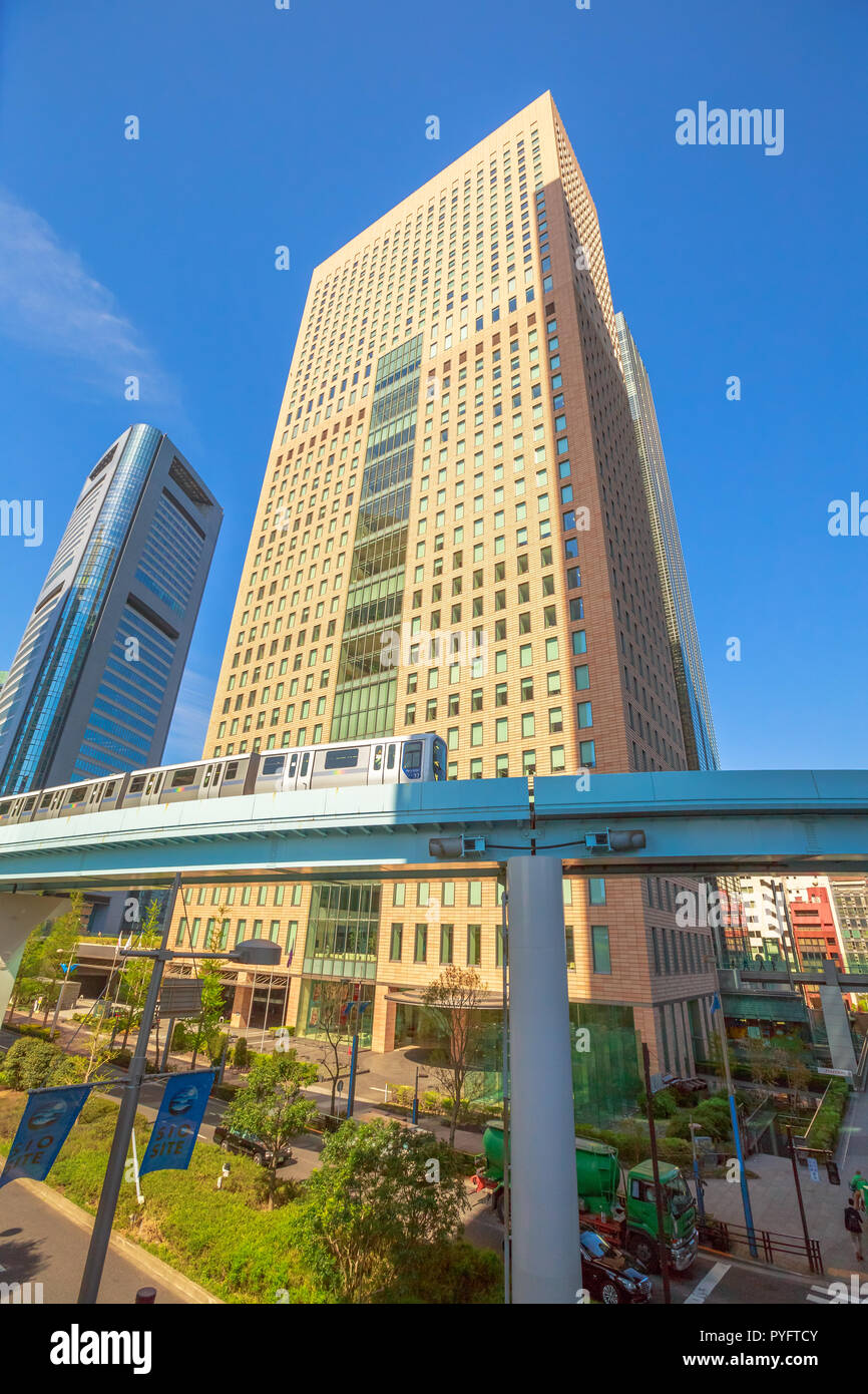 Tokyo, Giappone - 20 Aprile 2017: vista verticale di elevata treno monorotaia di Daiba, passando tra i grattacieli di Shiodome a Shimbashi distretto finanziario di Tokyo, Giappone. Foto Stock