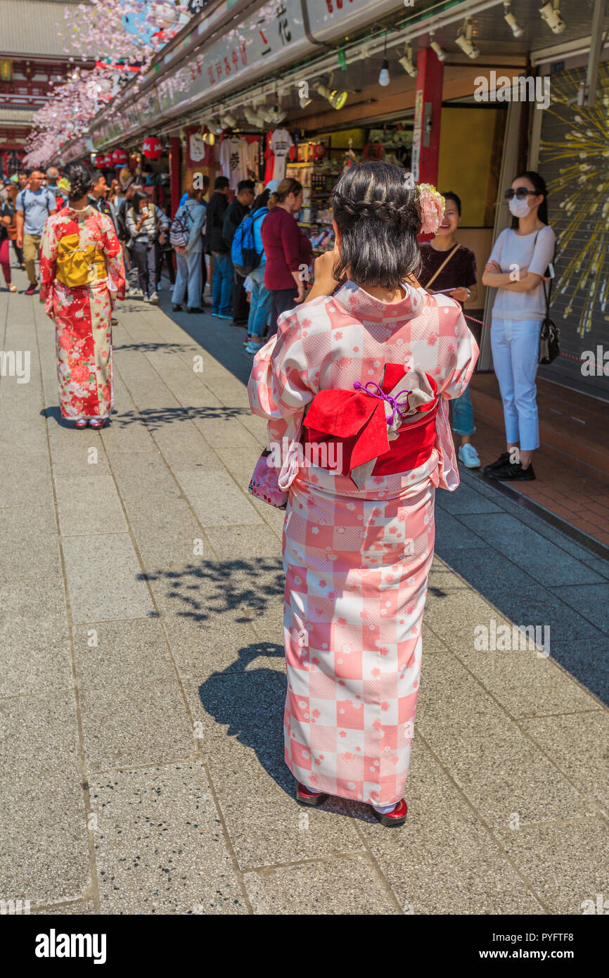 Tokyo, Giappone - 19 Aprile 2017: le donne di indossare il kimono, la tradizione nazionale costume del Giappone, camminando sulla Nakamise-dori, una strada con il cibo e i negozi di souvenir. Senso-ji il tempio buddista di Tempio di Asakusa. Foto Stock