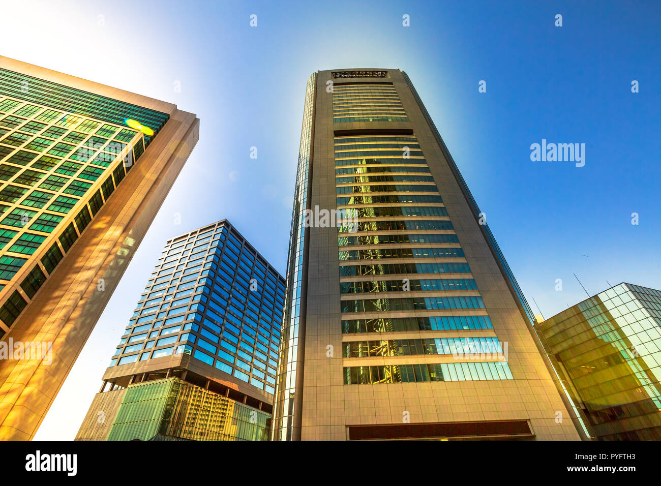 Tokyo, Giappone - 20 Aprile 2017: grattacieli del quartiere di Shimbashi con Nittele Tower, la Nippon Television HQ nel distretto di Shimbashi. Foto Stock