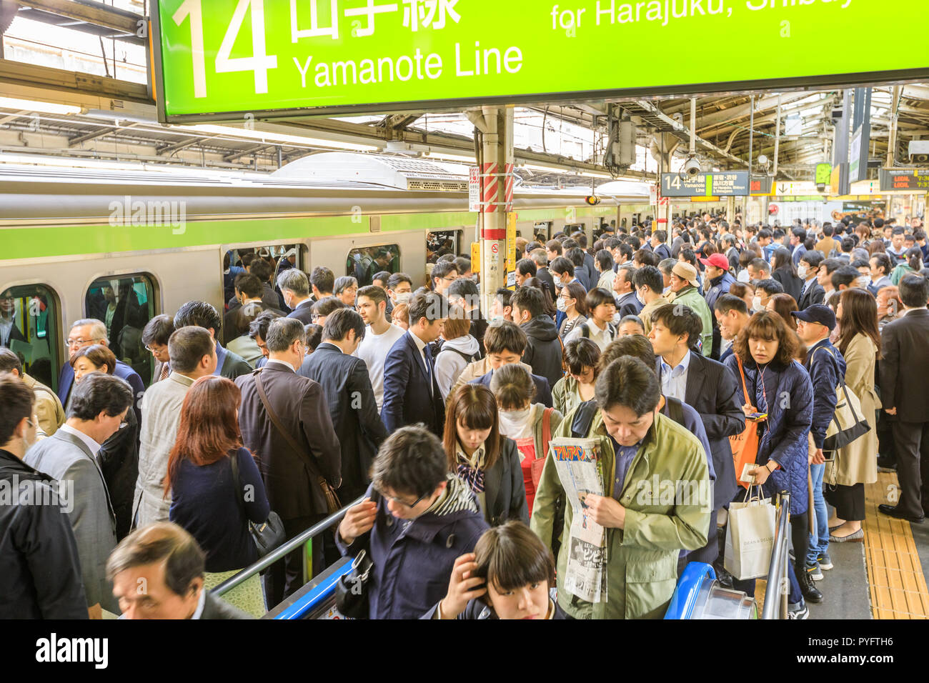 Tokyo, Giappone - 17 Aprile 2017: linea verde di Yamanote per Harajuku, la più importante linea ferroviaria in Tokyo. La Folla di pendolari in attesa del convoglio ferroviario alla stazione di Shinjuku a Tokyo. Foto Stock