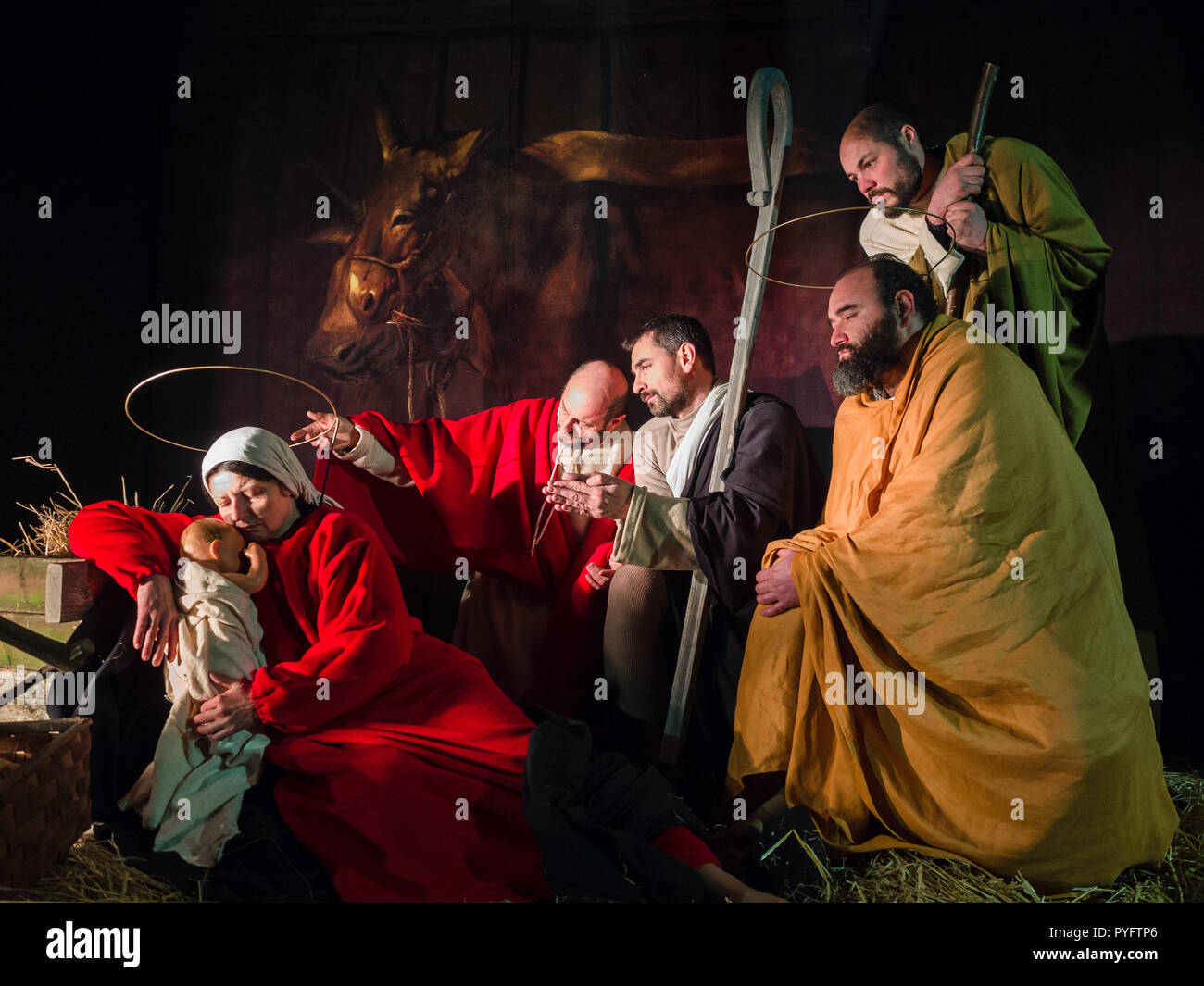 Villaga, Italia - 30 dicembre 2017: rappresentazione della Natività ricreare i famosi dipinti di Giotto e Caravaggio. Foto Stock