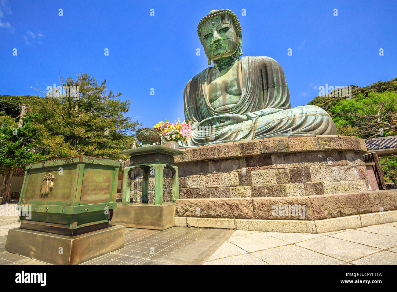 Big Buddha Daibutsu, la più grande statua in bronzo di Buddha Vairocana. Kotoku-nel tempio buddista a Kamakura dal vecchio Giappone, espressi nel 1252. Foto Stock