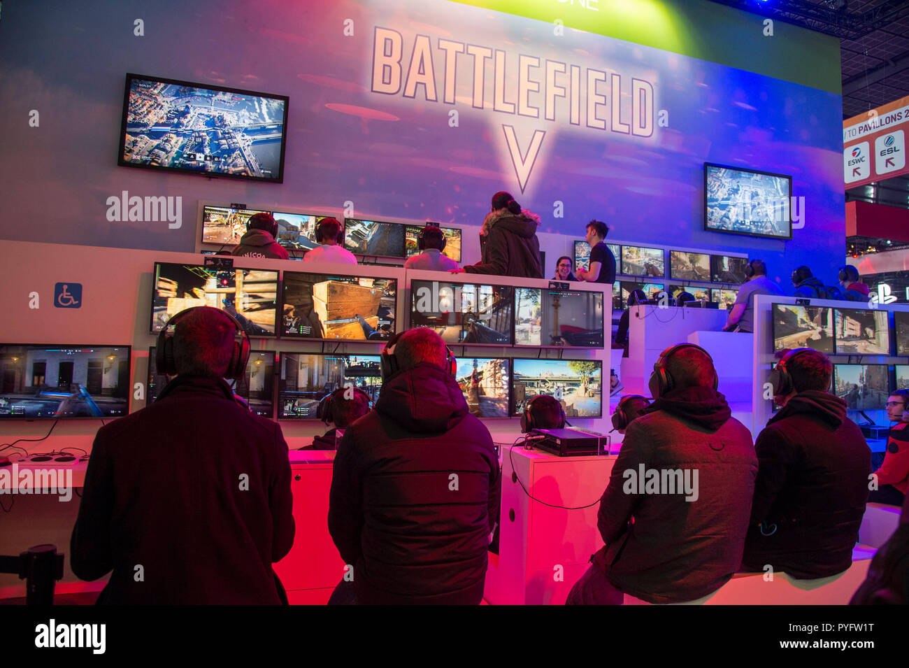 I visitatori sono visti in concorrenza gli uni con gli altri al campo di battaglia durante il gioco equo. Il 2018 Paris games week fair è un video mostra giochi da Versailles a Parigi. Foto Stock