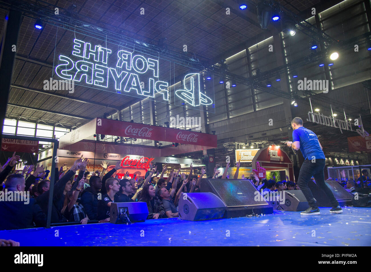 Il partecipante viene visto di eseguire per i giocatori durante il gioco equo il 2018 Paris games week fair è un video mostra giochi da Versailles a Parigi. Foto Stock