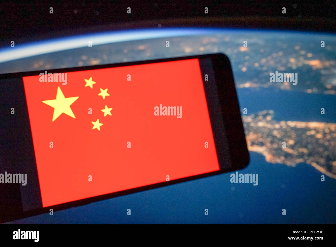 La bandiera nazionale cinese si è visto in uno smartphone. Foto Stock