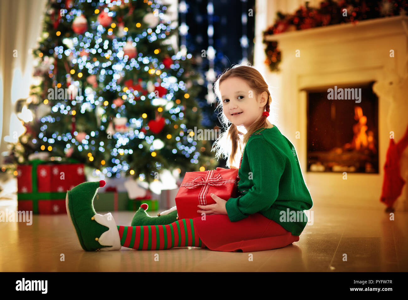 Apertura Regali Di Natale.Bambino Apertura Presente All Albero Di Natale A Casa Capretto In Elf Costume Con I Regali