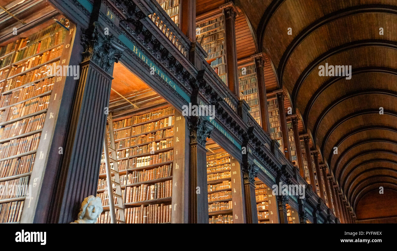 La storica sala lunga della vecchia biblioteca presso il Trinity College di alloggiamento di un prezioso archivio di antiche e libri storici di Dublino, Irlanda Foto Stock