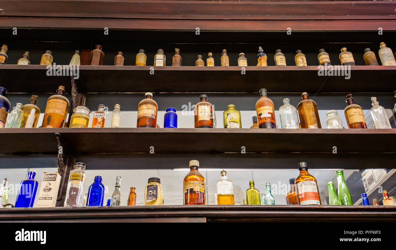 Vecchie bottiglie nella storica Sweny farmacia citato in James Joyce libro di Ulisse, ora un museo memoriale onorare l'autore Foto Stock