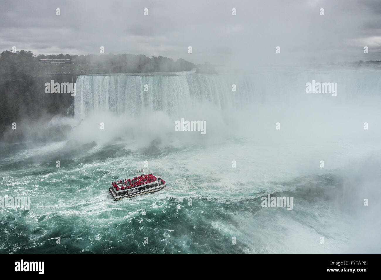 Una crociera turistica sulle Cascate del Niagara Foto Stock