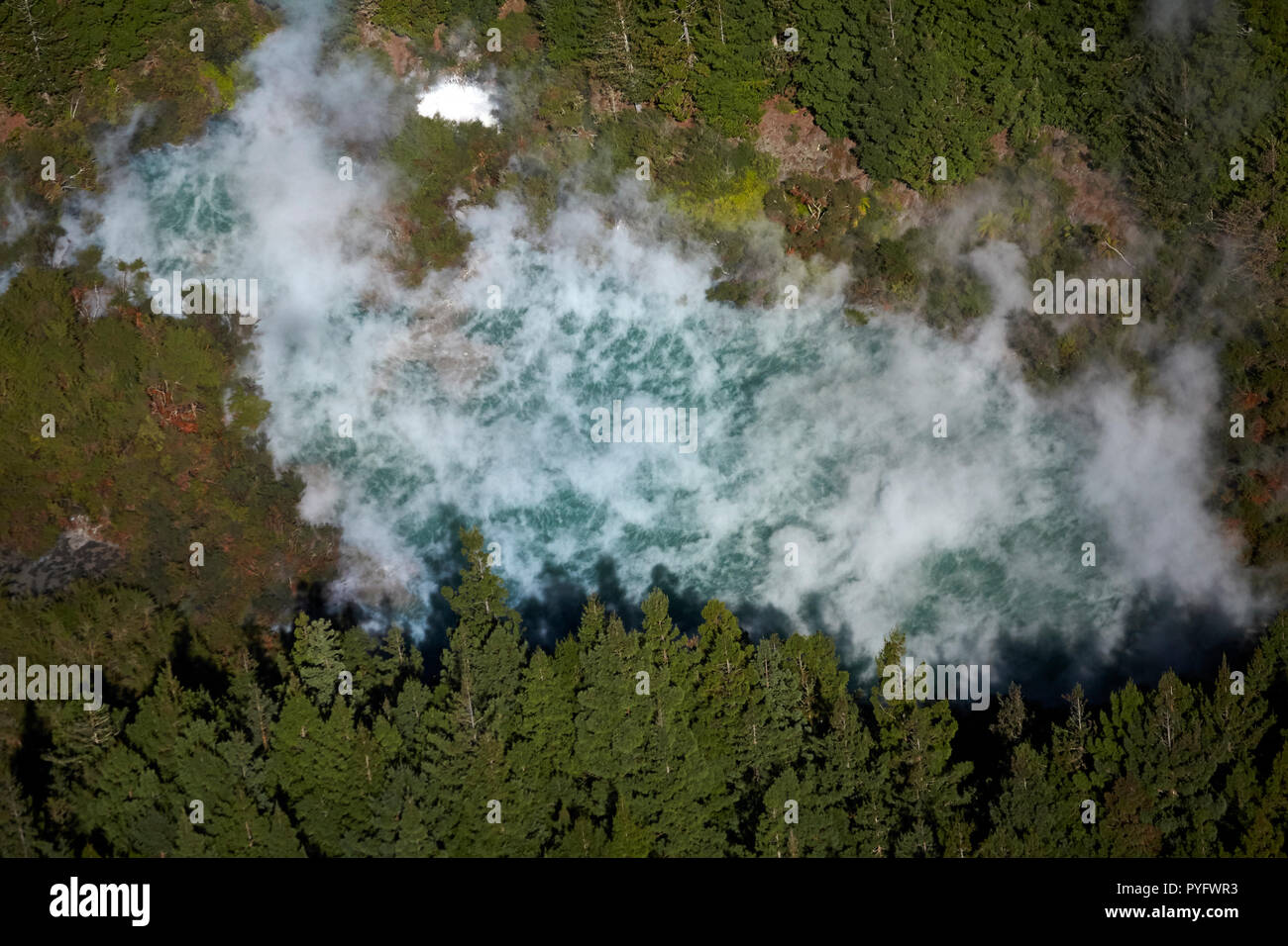 La cottura a vapore sul lago termale nei pressi di Waiotapu zona termale, vicino a Rotorua, Isola del nord, Nuova Zelanda - aerial Foto Stock