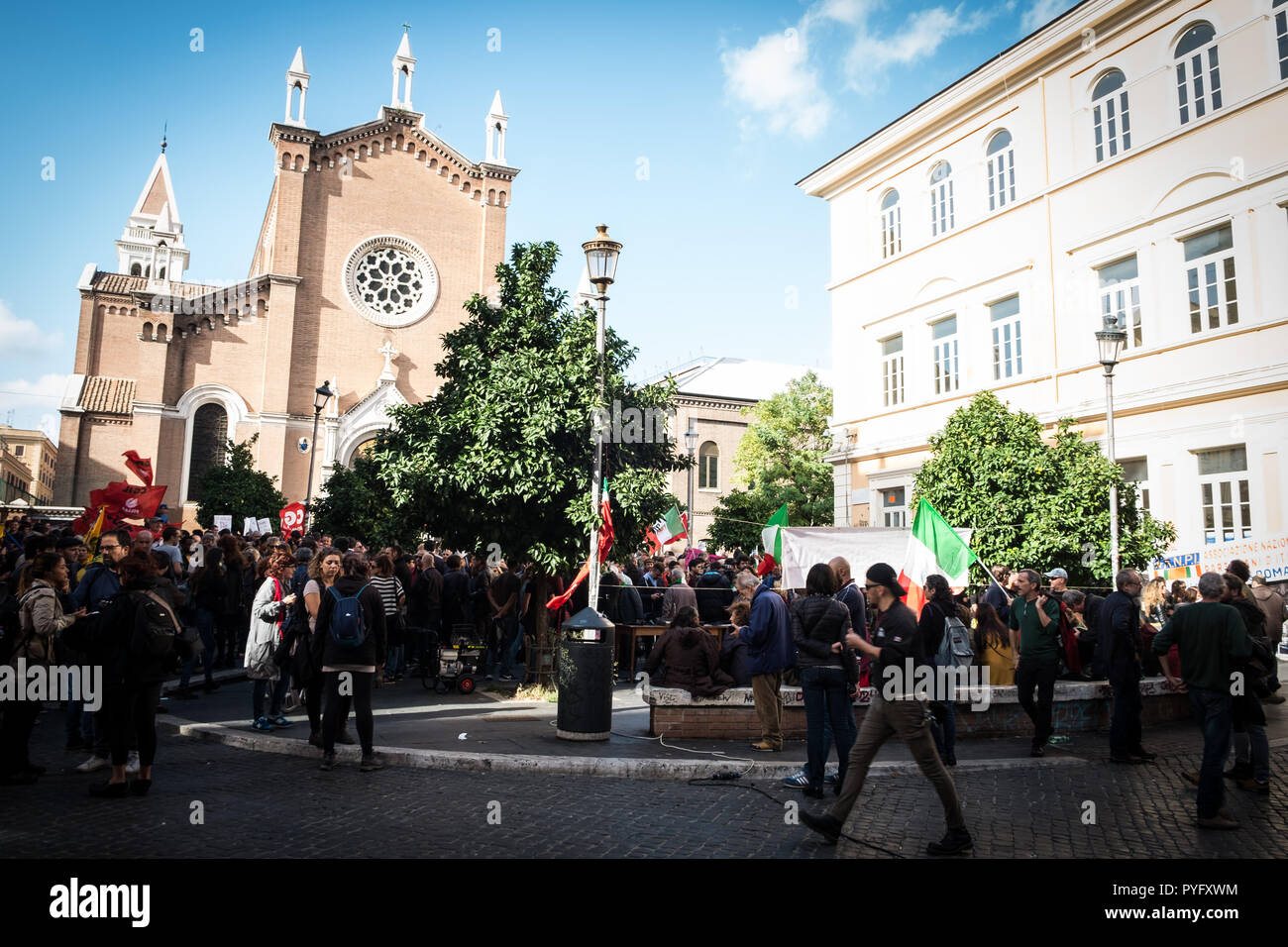 Roma, Italia. 27 ott 2018. Roma, Italia - 27 ottobre due opposte manifestazioni presidio di Forza Nuova in Piazza di Porta Maggiore, per chiedere giustizia dopo l assassinio di Desiree Mariottini e manifestazione organizzata da ANPI contro il presidio di Forza Nuova, in San Lorenzo.Il 27 ottobre 2018 a Roma, Italia Credito: Andrea Ronchini/Pacific Press/Alamy Live News Foto Stock