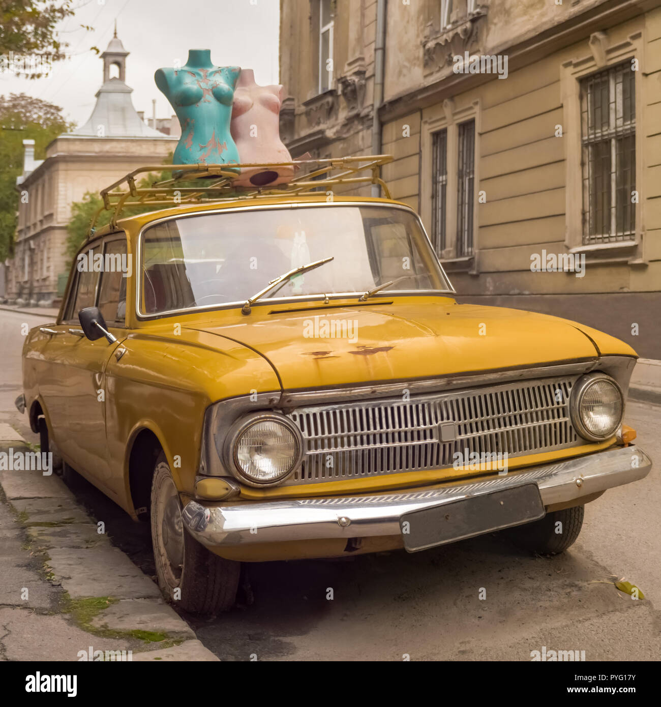 Auto d'epoca. Retrò classico auto. Il vecchio stile auto. Concetto di veicolo. Manichini per strada. Foto Stock