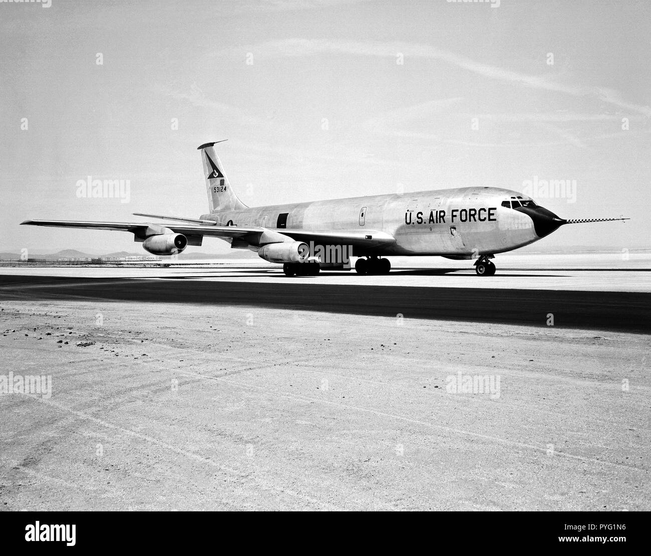 Il Boeing KC-135 Stratotanker, oltre ad essere ampiamente utilizzato nel suo ruolo primario di un aeromobile in volo refueler, ha assistito a diversi progetti per il NASA Dryden Flight Research Center, Edwards, California. Foto Stock