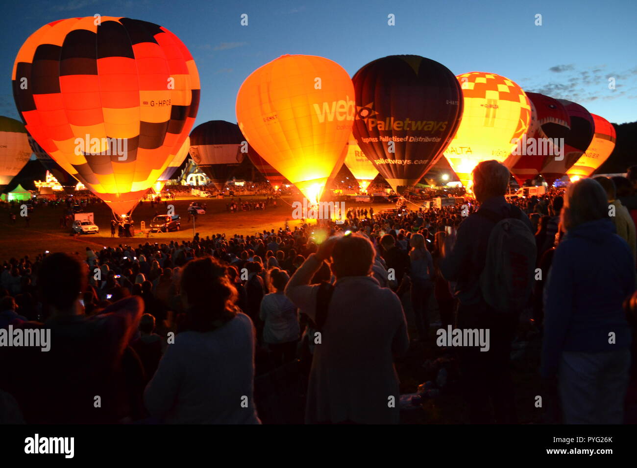 Il bagliore di notte a Bristol Balloon Fiesta, England, Regno Unito Foto Stock