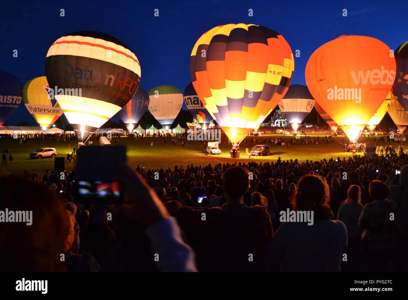 Il bagliore di notte a Bristol Balloon Fiesta, England, Regno Unito Foto Stock
