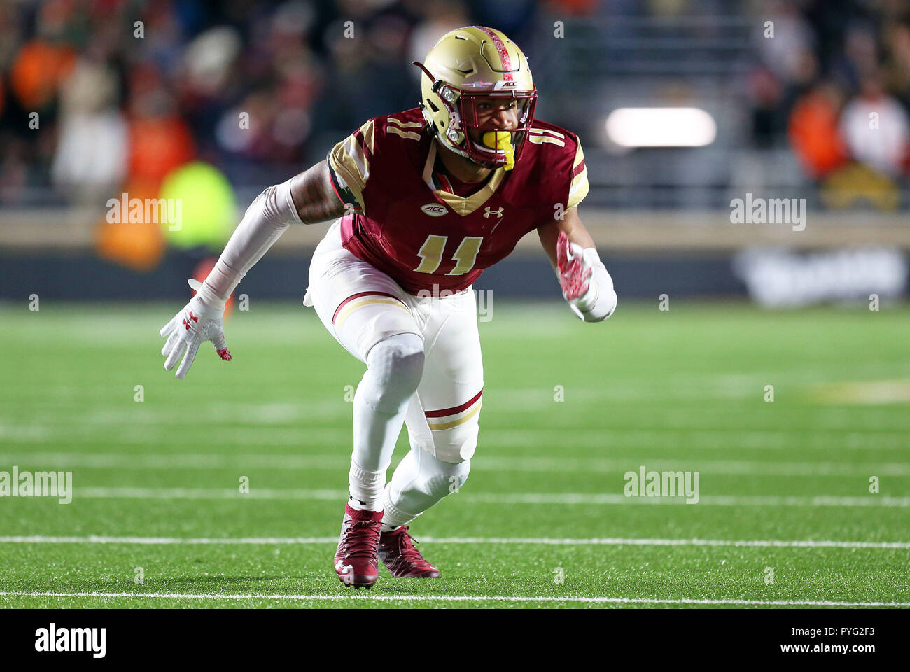 Alumni Stadium. 26 ott 2018. MA, USA; il Boston College Eagles difensivo fine Wyatt Ray (11) in azione durante il NCAA Football gioco tra uragani di Miami e Boston College Eagles a Alumni Stadium. Il Boston College ha vinto 24-17. Anthony Nesmith/CSM/Alamy Live News Foto Stock