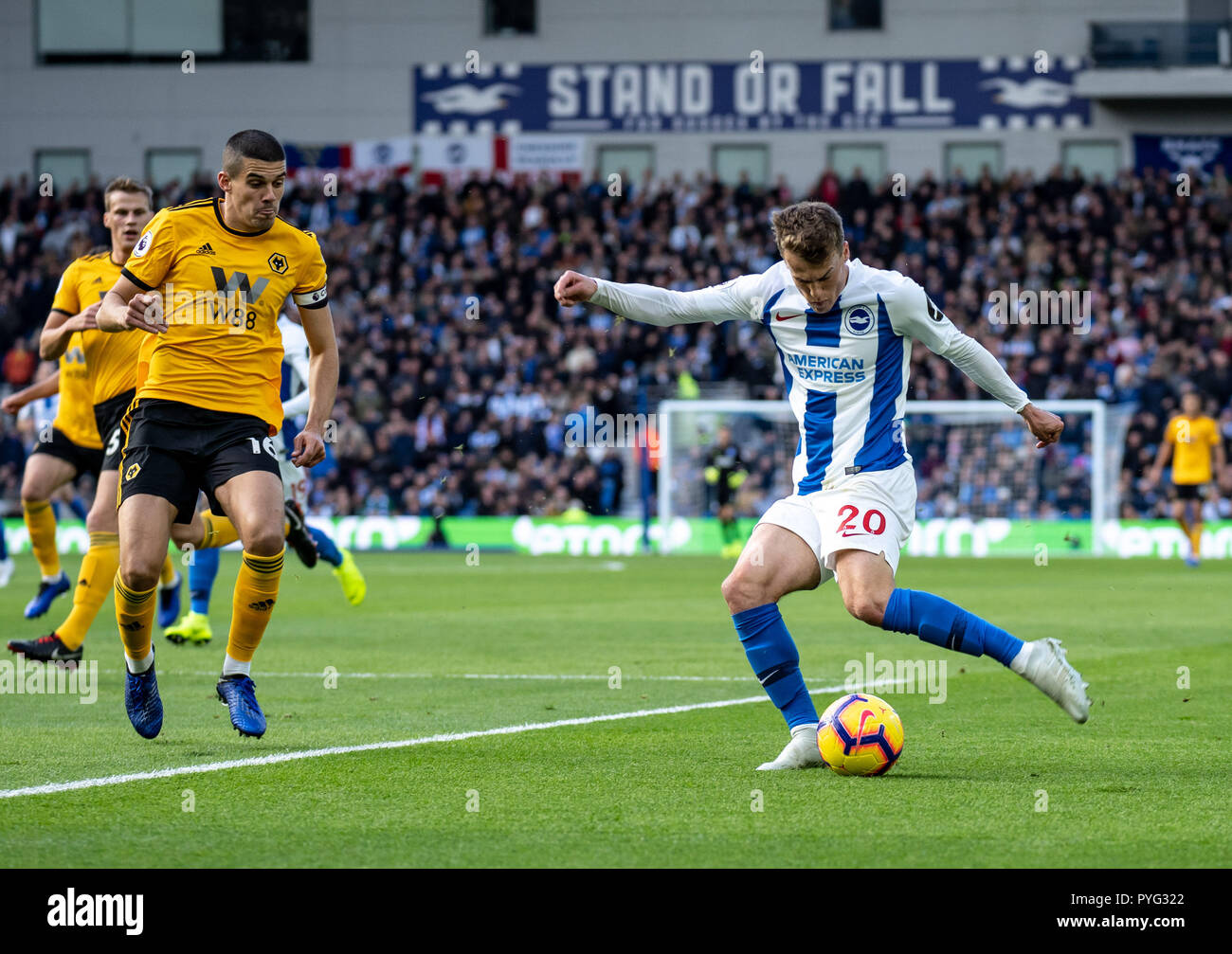 Brighton, Regno Unito. Il 27 ottobre 2018. Solly marzo di Brighton e Hove Albion durante il match di Premier League tra Brighton e Hove Albion e Wolverhampton Wanderers al AMEX Stadium, Brighton, Inghilterra il 27 ottobre 2018. Foto di Liam McAvoy. Credit: UK Sports Pics Ltd/Alamy Live News Foto Stock