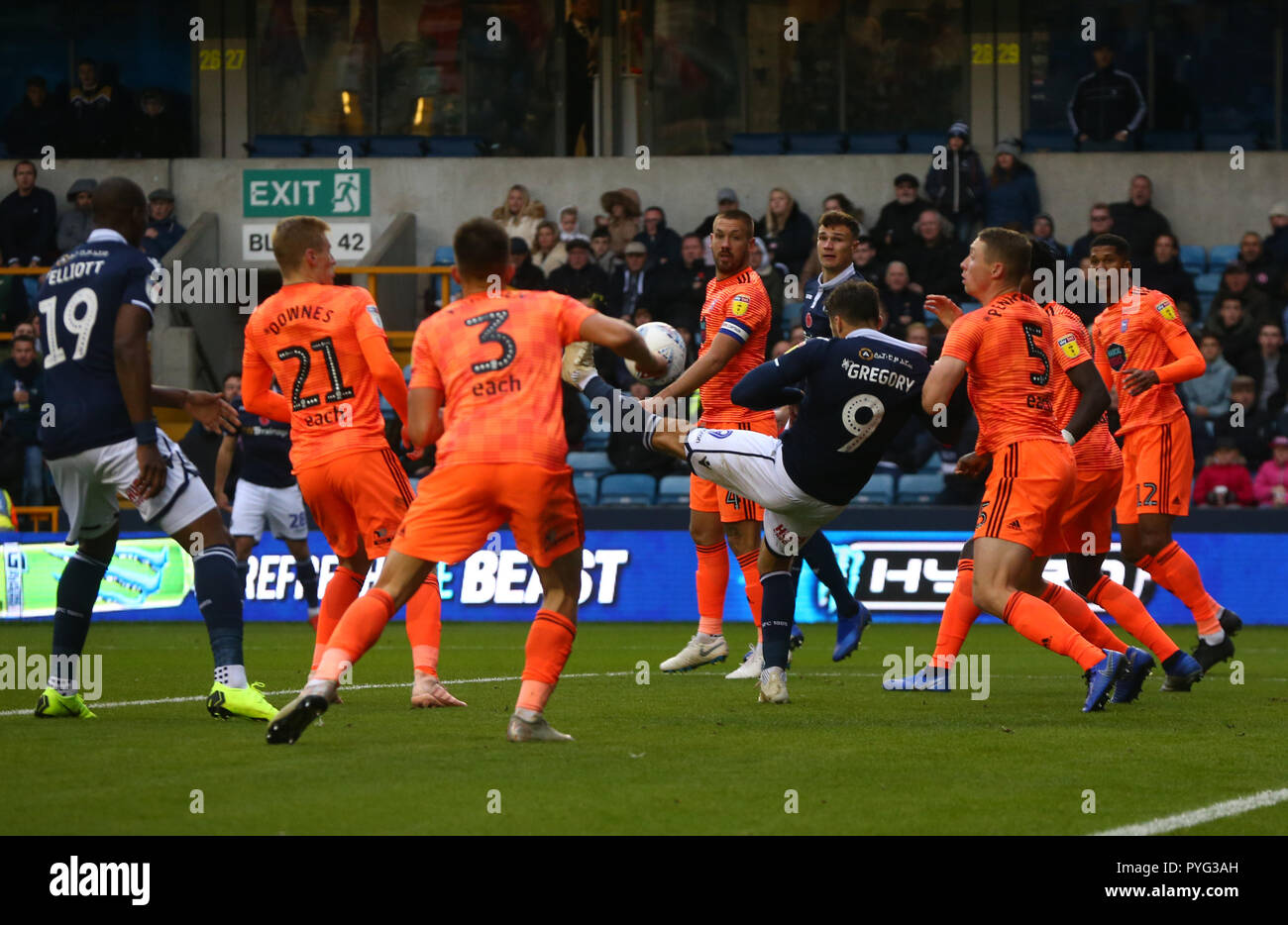 Londra, Regno Unito. 27 ottobre, 2018 Lee Gregorio di punteggi Millwall il suo secondo obiettivo durante Sky scommessa match del campionato tra Millwall e Ipswich Town a Den Ground, London. Azione di Credito Foto Sport FA Premier League e Football League immagini sono soggette a licenza DataCo solo uso editoriale nessun uso non autorizzato di audio, video, dati, calendari (al di fuori dell'UE), club/campionato loghi o 'live' servizi. Online in corrispondenza uso limitato a 45 immagini (+15 in tempo extra). Non utilizzare per emulare le immagini in movimento. Credit: Azione Foto Sport/Alamy Live News Foto Stock