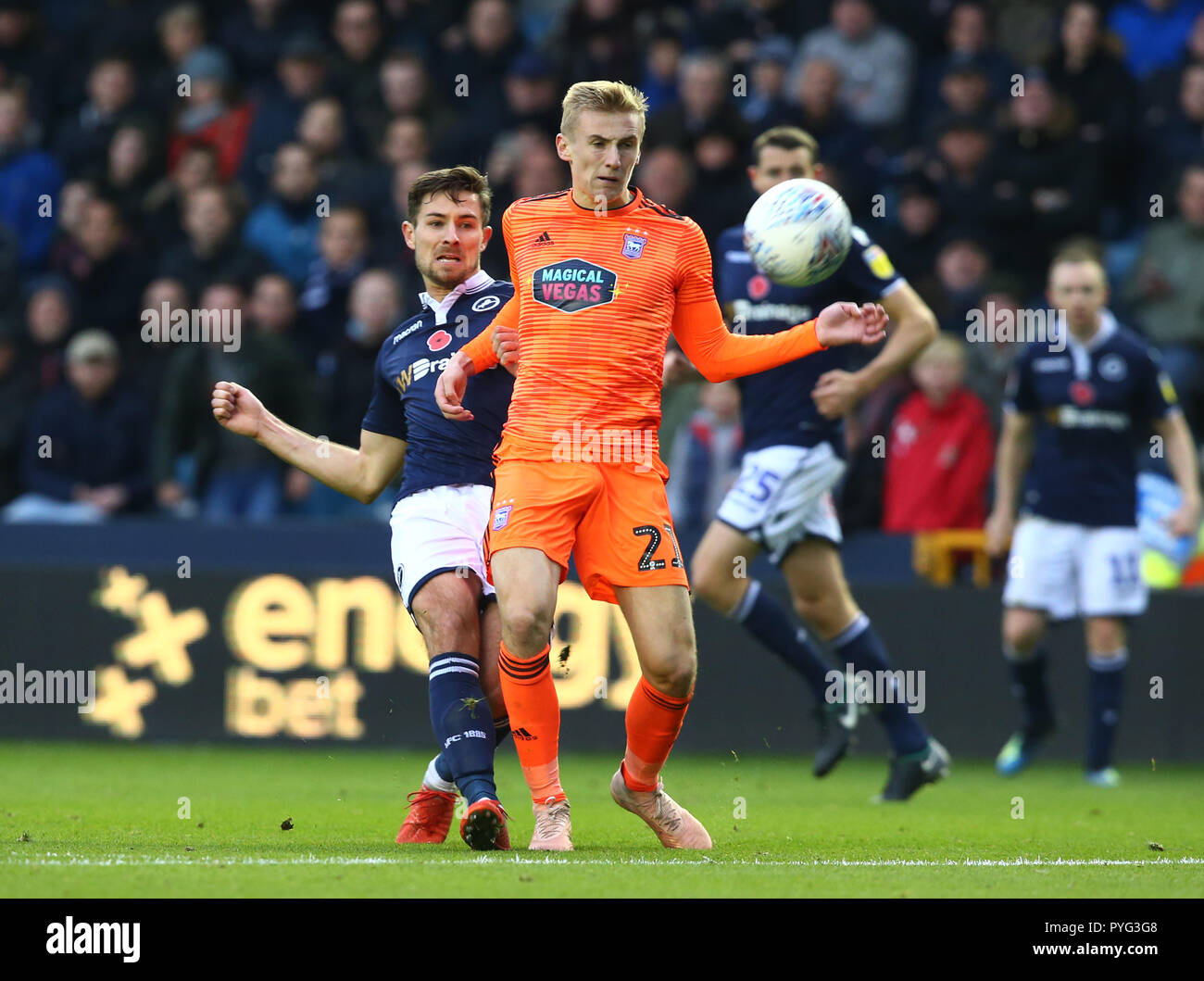 Londra, Regno Unito. 27 ottobre, 2018 Ryan Leonard di punteggi Millwall 3° obiettivo durante Sky scommessa match del campionato tra Millwall e Ipswich Town a Den Ground, London. Azione di Credito Foto Sport FA Premier League e Football League immagini sono soggette a licenza DataCo solo uso editoriale nessun uso non autorizzato di audio, video, dati, calendari (al di fuori dell'UE), club/campionato loghi o 'live' servizi. Online in corrispondenza uso limitato a 45 immagini (+15 in tempo extra). Non utilizzare per emulare le immagini in movimento. Credit: Azione Foto Sport/Alamy Live News Foto Stock