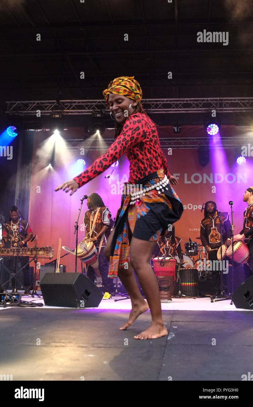 Londra il 27 ottobre 2018. Un parte chiave del sindaco di Londra la storia nero mese celebrazioni, il gruppo di musica da ballo Beeogo Yinga eseguire sul palco del festival. Credito: Claire Doherty/Alamy Live News Foto Stock