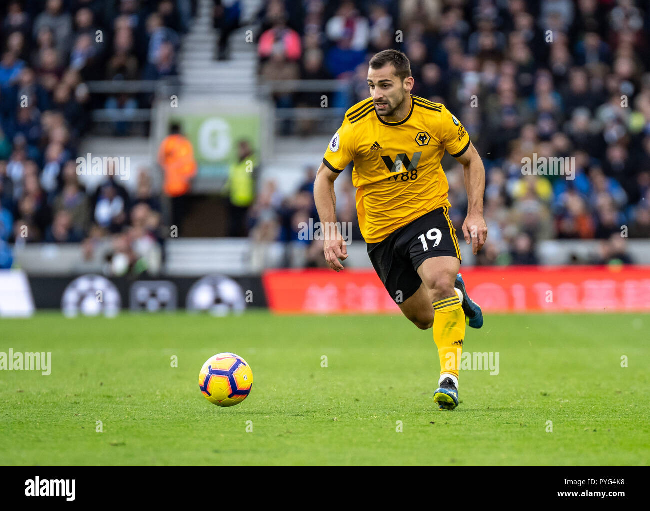 Brighton, Regno Unito. Il 27 ottobre 2018. Jonny Otto di Wolverhampton Wanderers durante il match di Premier League tra Brighton e Hove Albion e Wolverhampton Wanderers al AMEX Stadium, Brighton, Inghilterra il 27 ottobre 2018. Foto di Liam McAvoy. Credit: UK Sports Pics Ltd/Alamy Live News Foto Stock