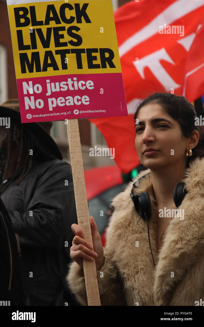 Londra, UK, 27 ottobre, 2018. Gli amici, la famiglia e i sostenitori di campagna per la giustizia per coloro che sono morti in prigione o mentre viene arrestato prendere parte nel XX marzo annuale organizzato dal Regno familiari e amici in campagna. Il marzo va da Trafalger Square a Downing Street, dove una petizione è consegnato. Roland Ravenhill/Alamy Live News. Foto Stock