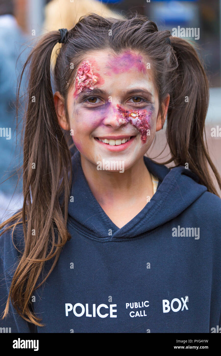 Poole, Dorset, Regno Unito. Il 27 ottobre 2018. Poole il primo festival di zombie, un spook-tacular evento parata e con un premio per il vestito peggiore zombie. La folla girare su un veramente freddo, ma asciutta, giorno per prendere parte o guardare la refrigerazione di evento. Credito: Carolyn Jenkins/Alamy Live News Foto Stock