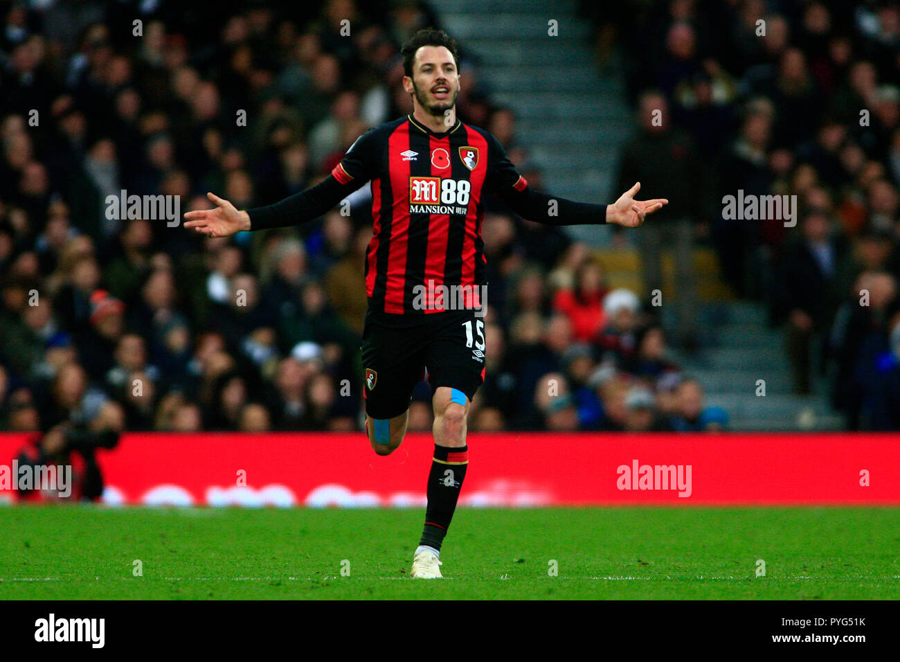 Londra, Regno Unito. Il 27 ottobre 2018. Adam Smith di Bournemouth in azione. Premier League, Fulham v AFC Bournemouth a Craven Cottage di Londra il sabato 27 ottobre 2018. Questa immagine può essere utilizzata solo per scopi editoriali. Solo uso editoriale, è richiesta una licenza per uso commerciale. Nessun uso in scommesse, giochi o un singolo giocatore/club/league pubblicazioni. pic da Steffan Bowen/Andrew Orchard fotografia sportiva/Alamy Live news Foto Stock