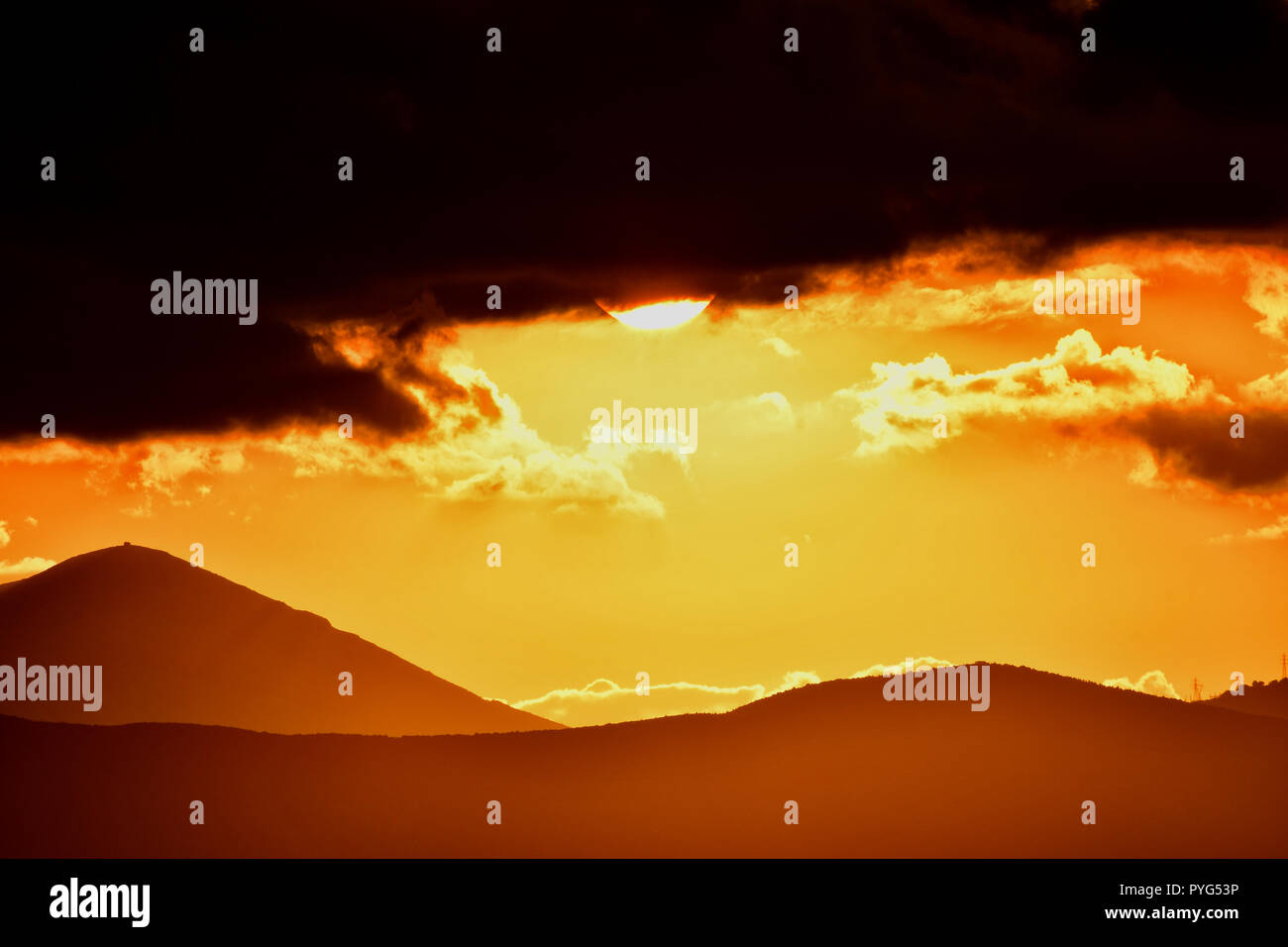 Nafplion, Grecia. Il 27 ottobre 2018. Il sole tramonta nella città di Nafplion e rende i giocattoli con le nuvole creando un atmosfera idilliaca, Sabato, 27 ottobre 2018. Credito: VANGELIS BOUGIOTIS/Alamy Live News Foto Stock