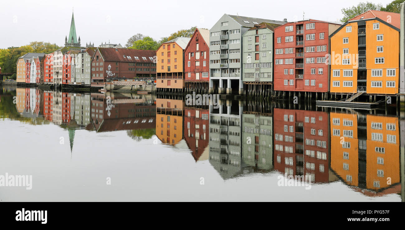 04 ottobre 2018, Norvegia Trondheim: 04 ottobre 2018, Norvegia Trondheim: magazzini storica sul fiume Nidelv a Trondheim in Norvegia centrale. La terza città più grande del paese può guardare indietro su oltre mille anni di storia. Foto: Jan Woitas/dpa-Zentralbild/ZB Foto Stock